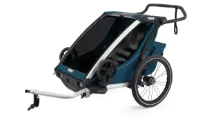 En blå Thule Chariot Cross 2 barnvagn med cykelkoppling. Perfekt för aktiva familjer som vill ta med barnen på äventyr.
