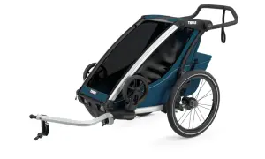 Blå barnvagn från Thule, perfekt för alla väder. Detta Thule regnskydd håller barnen torra.