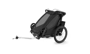 Svart cykelvagn för bebis med stora hjul och dragstång. Perfekt för äventyr med familjen.