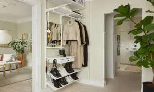 Smart förvaring i en trång hall med kläder, skor och accessoarer prydligt upphängda och placerade.