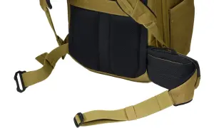 Detaljer på en Thule Sling ryggsäck i olivgrön färg, med vadderad ryggpanel och justerbara remmar.