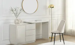Vitt sminkbord med utdragbar skiva, guldig spegel och golvlampa. Perfekt sminkbord inspo för ett stilrent hem.