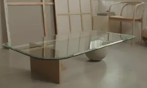 Ett modernt diy soffbord med glasskiva och en rundad bas i betong. Enkel och stilren design som passar i många hem.