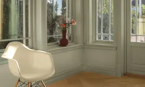 En ljus hall med en vit stol och en vas med blommor på fönsterbrädan. Perfekt måla hall inspiration för en lugn och inbjudande atmosfär.