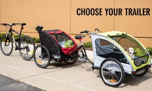 Två cyklar med cykelvagnar. En röd vagn med mat och en ljusgrå med en hund. Välj din trailer!