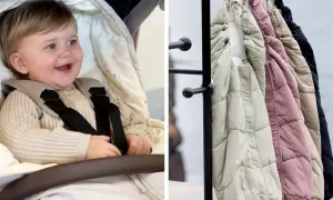 Glad baby i barnvagnen, redo för en härlig barnvagn sommar. Bredvid hänger varma åkpåsar i olika färger.