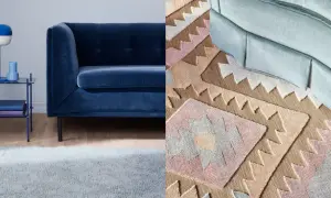 En mjuk, ljusblå matta med fransar ligger framför en mörkblå sammetssoffa. Bredvid syns en mönstrad matta med geometriska former i rosa, beige och grått, som matchar en ljusblå soffa.