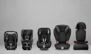 Fem bilbarnstolar i olika storlek, från minsta babystolen till största bältesstolen.