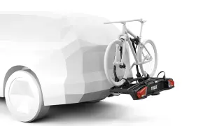 En vit cykel på en svart cykelhållare, ett smart thule tillbehör, monterad på en vit bil.