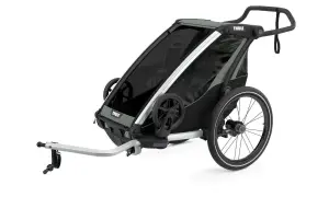 En grå och svart Thule cykelvagn med stora hjul och dragstång. Perfekt för äventyr med barnen.