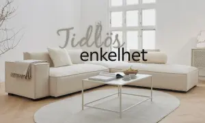 En tidlös soffa i ljusbeige, designad av svenska designers, med en vit soffbordsbok och fruktskål.