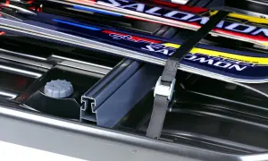 Skidor för thule alpine touring säkert fastspända i takboxen.