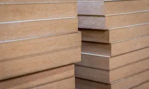 Staplade skivor av obehandlad MDF, redo att måla. Perfekt för gör-det-själv-projekt.