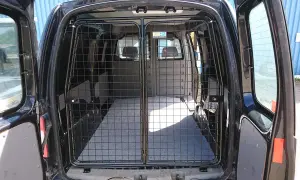 Dubbla grindar i en skåpbil, perfekt för att skapa en säker hundbur.