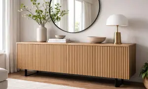 En stilren, ribbad skänk i trä med svarta ben. Perfekt för ett modernt hem, som ett **bästa DIY**-projekt.