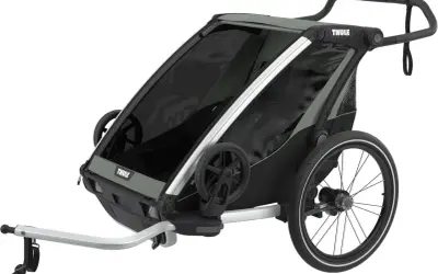 Thule Coaster XT cykelvagn i grått och svart, redo för äventyr med barnen.