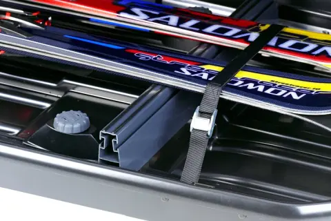Skidor säkert fastspända i en Thule Force XT Alpine takbox. Perfekt för vinterns äventyr!