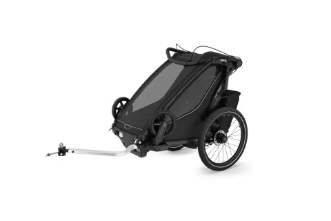 Svart cykelvagn för bebis med stora hjul och dragstång. Perfekt för äventyr med familjen.