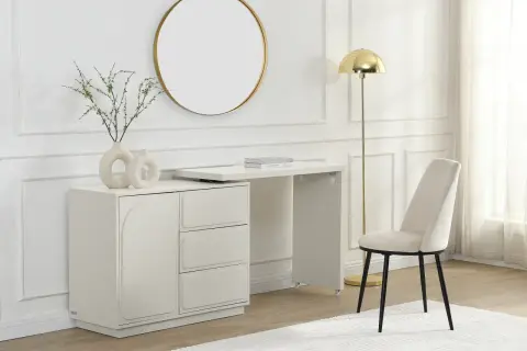 Vitt sminkbord med utdragbar skiva, guldig spegel och golvlampa. Perfekt sminkbord inspo för ett stilrent hem.