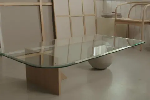 Ett modernt diy soffbord med glasskiva och en rundad bas i betong. Enkel och stilren design som passar i många hem.