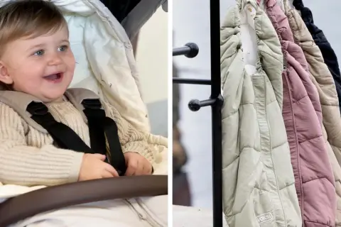 Glad baby i barnvagnen, redo för en härlig barnvagn sommar. Bredvid hänger varma åkpåsar i olika färger.