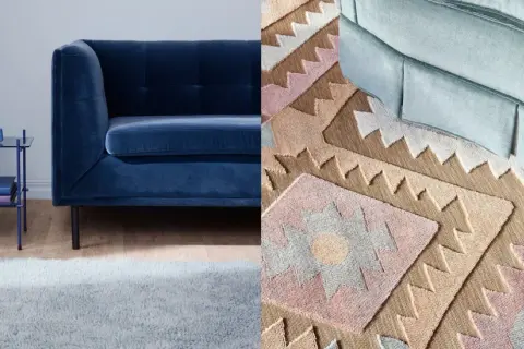 En mjuk, ljusblå matta med fransar ligger framför en mörkblå sammetssoffa. Bredvid syns en mönstrad matta med geometriska former i rosa, beige och grått, som matchar en ljusblå soffa.