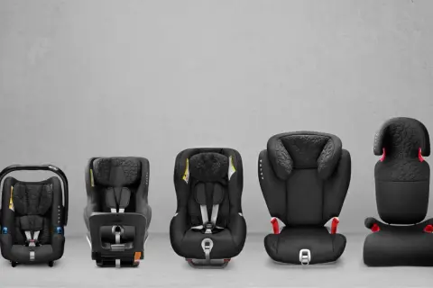 Fem bilbarnstolar i olika storlek, från minsta babystolen till största bältesstolen.