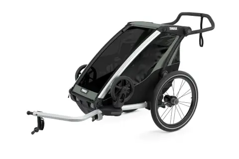 En grå och svart Thule cykelvagn med stora hjul och dragstång. Perfekt för äventyr med barnen.