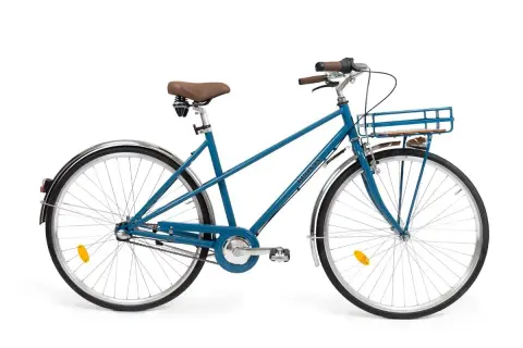 Blå cykel med korg och stänkskärmar, perfekt för stadskörning. Hitta alla kronan cykel reservdelar här.