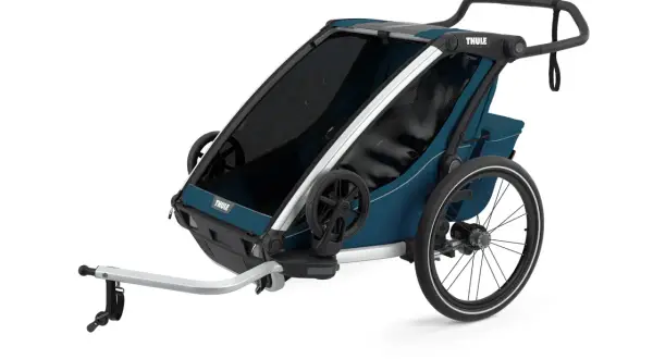 En blå Thule Chariot Cross 2 barnvagn med cykelkoppling. Perfekt för aktiva familjer som vill ta med barnen på äventyr.