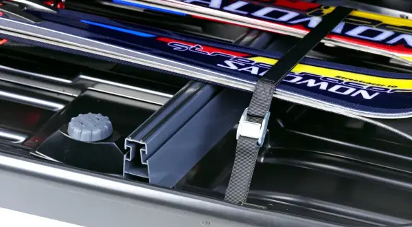 Skidor säkert fastspända i en Thule Force XT Alpine takbox. Perfekt för vinterns äventyr!