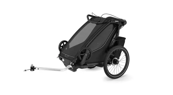 Svart cykelvagn för bebis med stora hjul och dragstång. Perfekt för äventyr med familjen.
