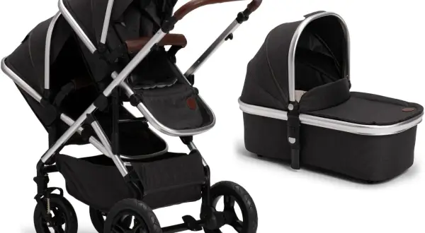 Mörkgrå syskonvagn med liggdel och sittdel i metall och läderdetaljer. Perfekt för tvillingar eller syskon med liten åldersskillnad.