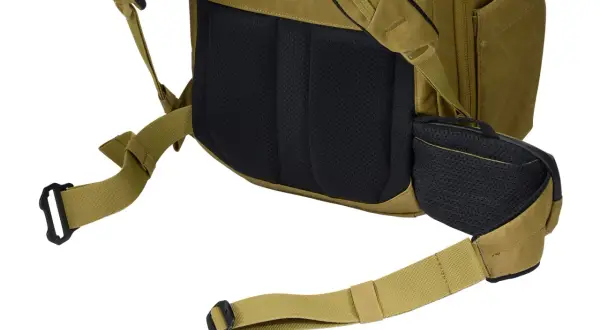 Detaljer på en Thule Sling ryggsäck i olivgrön färg, med vadderad ryggpanel och justerbara remmar.