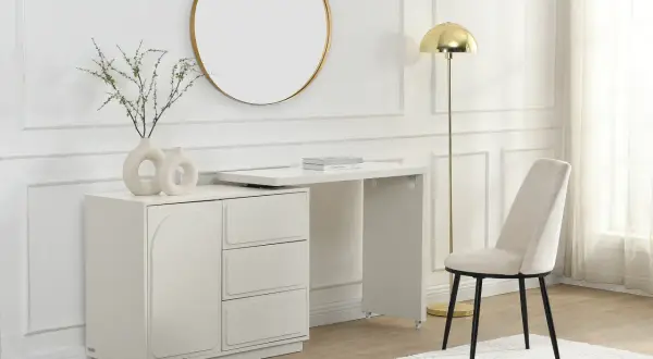 Vitt sminkbord med utdragbar skiva, guldig spegel och golvlampa. Perfekt sminkbord inspo för ett stilrent hem.