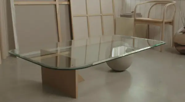 Ett modernt diy soffbord med glasskiva och en rundad bas i betong. Enkel och stilren design som passar i många hem.