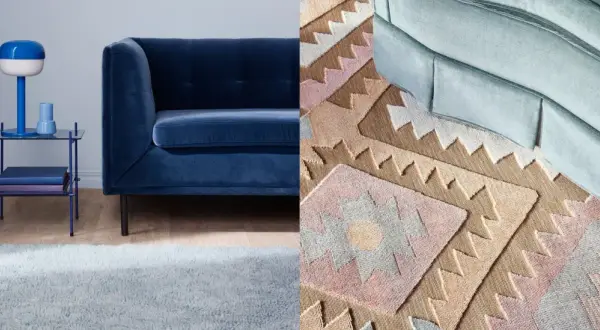 En mjuk, ljusblå matta med fransar ligger framför en mörkblå sammetssoffa. Bredvid syns en mönstrad matta med geometriska former i rosa, beige och grått, som matchar en ljusblå soffa.
