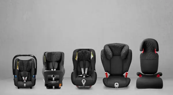 Fem bilbarnstolar i olika storlek, från minsta babystolen till största bältesstolen.