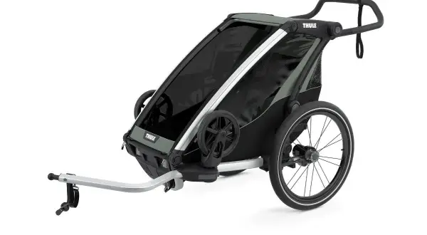 En grå och svart Thule cykelvagn med stora hjul och dragstång. Perfekt för äventyr med barnen.