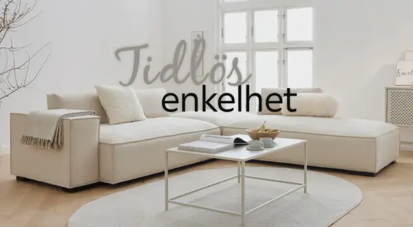 En tidlös soffa i ljusbeige, designad av svenska designers, med en vit soffbordsbok och fruktskål.