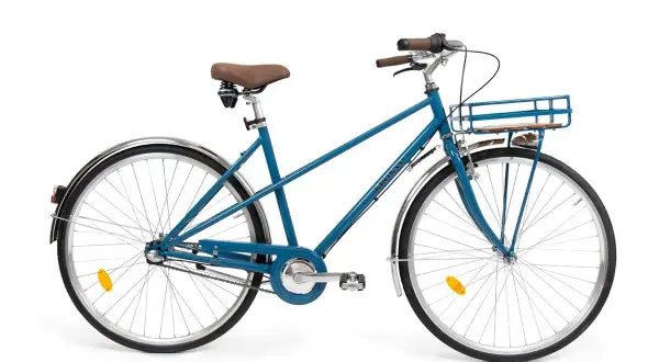 Blå cykel med korg och stänkskärmar, perfekt för stadskörning. Hitta alla kronan cykel reservdelar här.