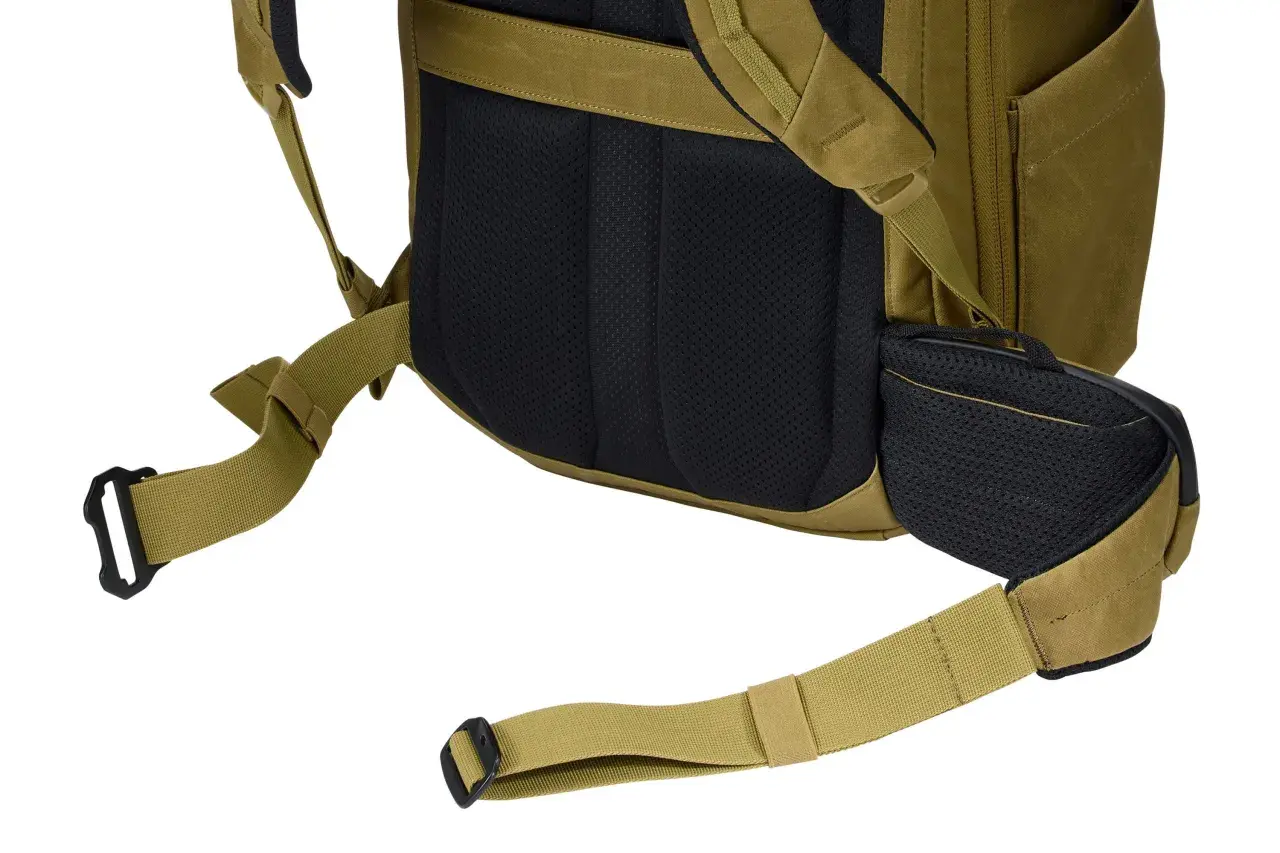 Detaljer på en Thule Sling ryggsäck i olivgrön färg, med vadderad ryggpanel och justerbara remmar.