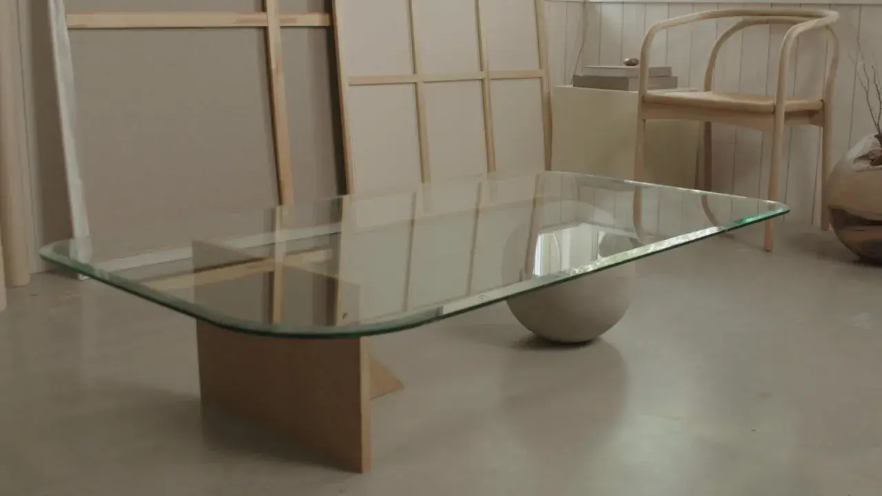 Ett modernt diy soffbord med glasskiva och en rundad bas i betong. Enkel och stilren design som passar i många hem.