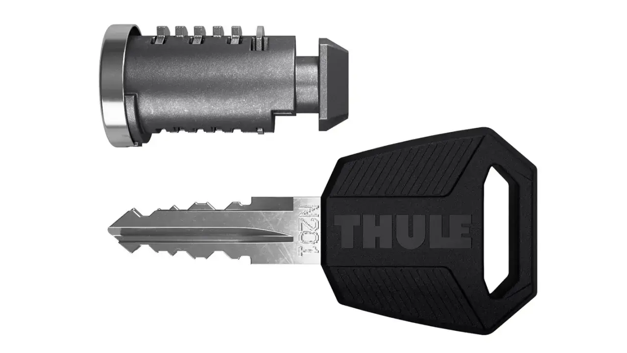 Ett Thule lås och en nyckel med Thule-logotyp. Säkerhet för dina äventyr.