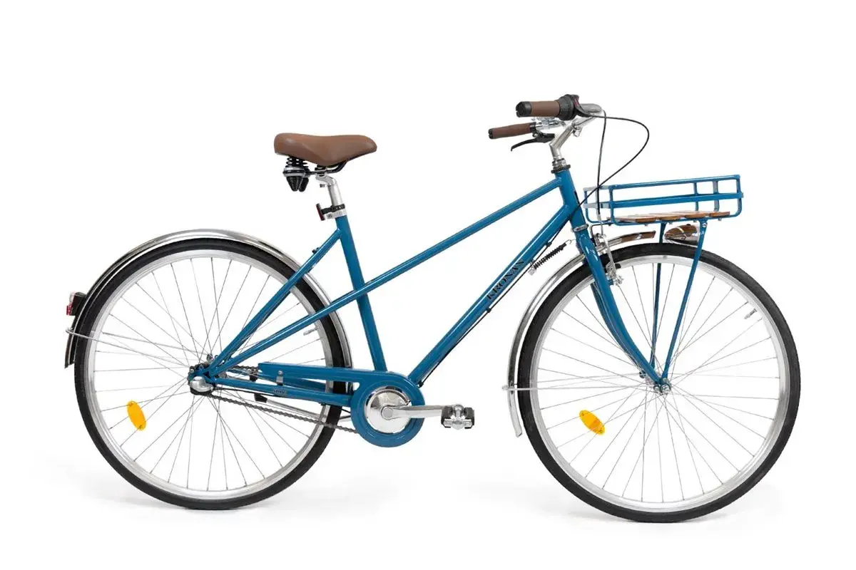 Blå cykel med korg och stänkskärmar, perfekt för stadskörning. Hitta alla kronan cykel reservdelar här.