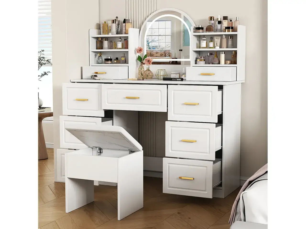Vitt sminkbord med spegel och f&ouml;rvaring, perfekt sminkbord inspo f&ouml;r ett organiserat och stilrent hem.