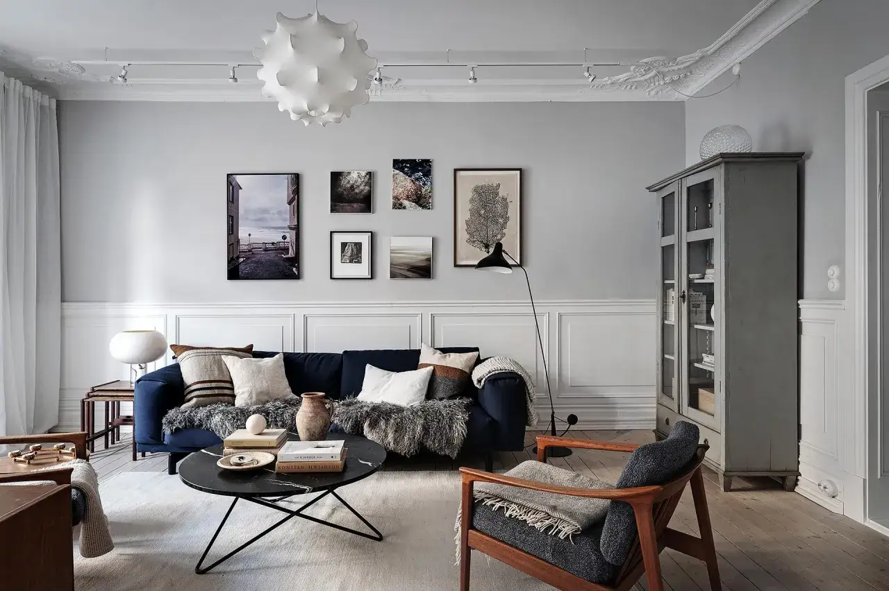 En mysig vardagsrumsmilj&ouml; med en djupbl&aring; soffa som bjuder in till avkoppling. Bl&aring; soffa inspiration f&ouml;r ett stilfullt hem.