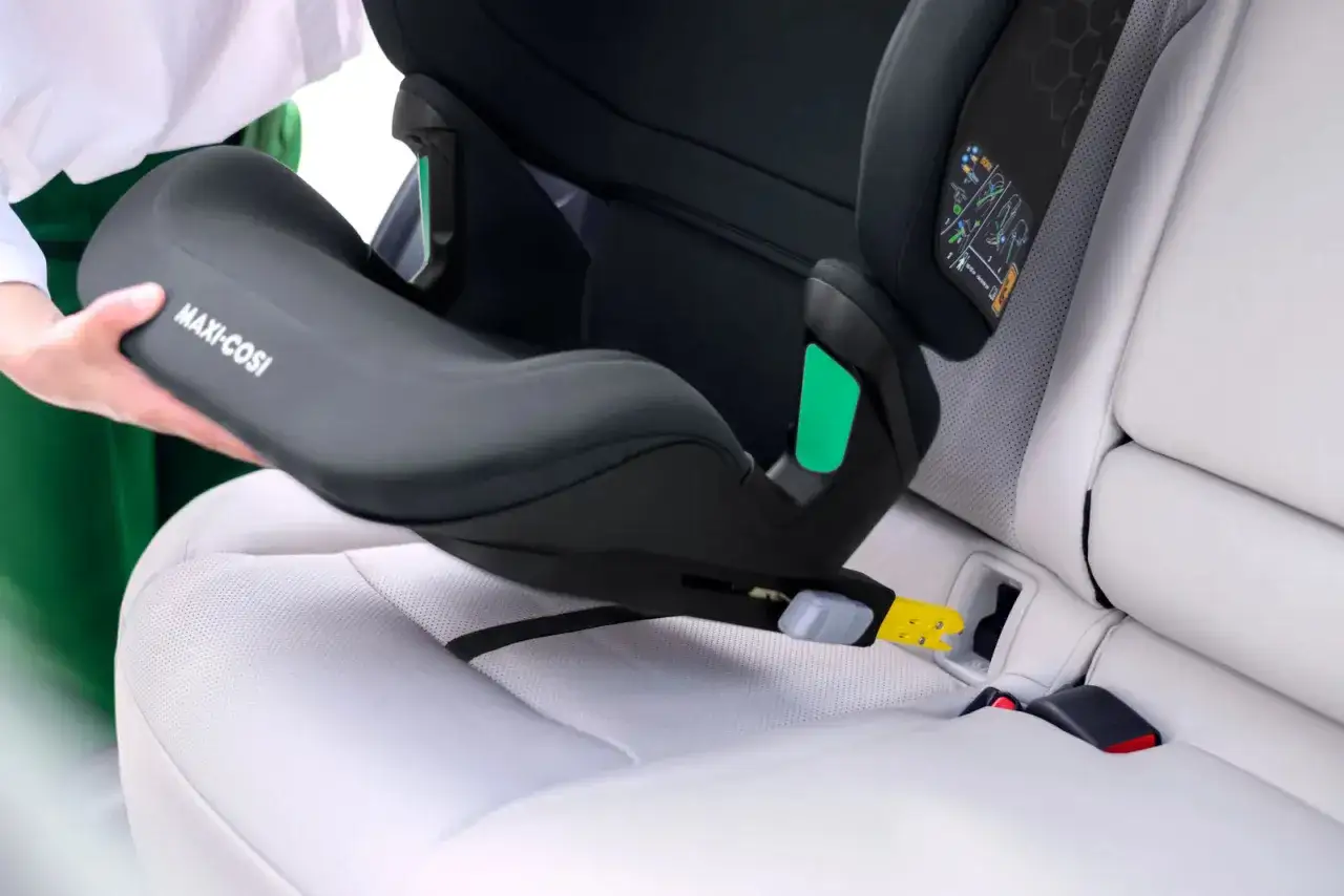 Maxi-Cosi bilbarnstol monteras enkelt i bilen. Denna modell &auml;r anpassad f&ouml;r att passa i storlek i de flesta bilar.