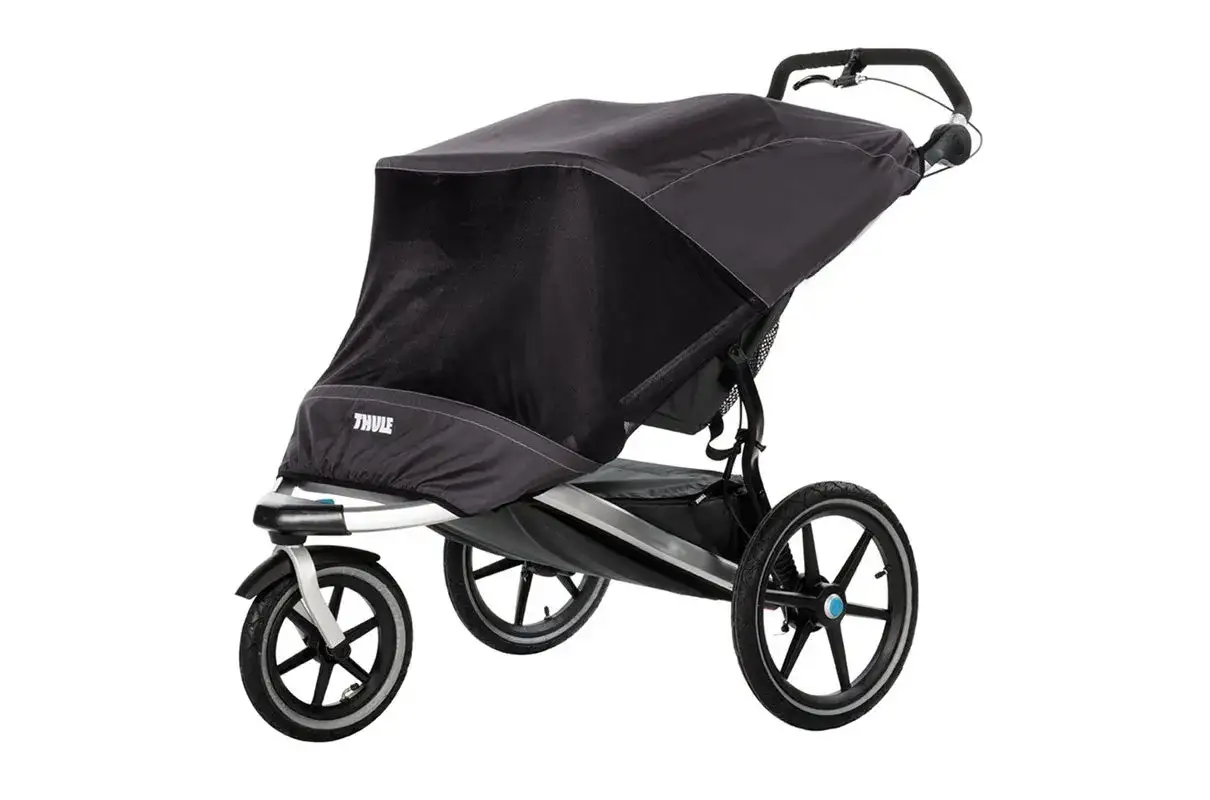 En svart Thule Urban Glide 2 Double barnvagn med tre hjul och solskydd. Perfekt f&ouml;r aktiva f&ouml;r&auml;ldrar.