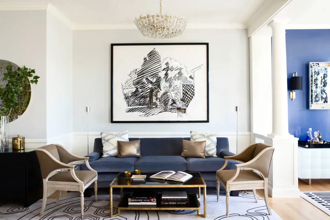En elegant matta med geometriskt mönster som kompletterar den blå soffan och skapar en harmonisk sittgrupp.